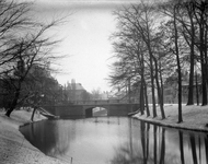 810491 Gezicht op de Wittevrouwenbrug over de Stadsbuitengracht te Utrecht, uit het zuiden.